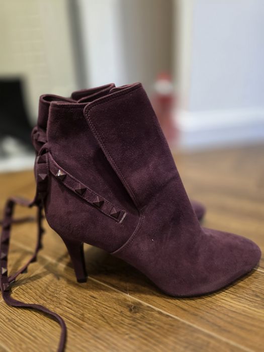 Срочно продам замшевые ботиночки. VALENTINO. Оригинал.