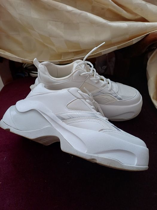 Зара бели маратонки и чехли