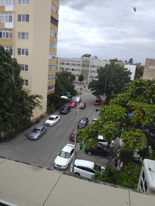 Apartament cu trei camere de vanzare.