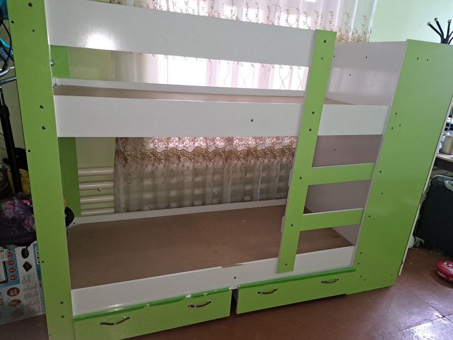 Детский кровать с шкафчиком в хорошем состоянии