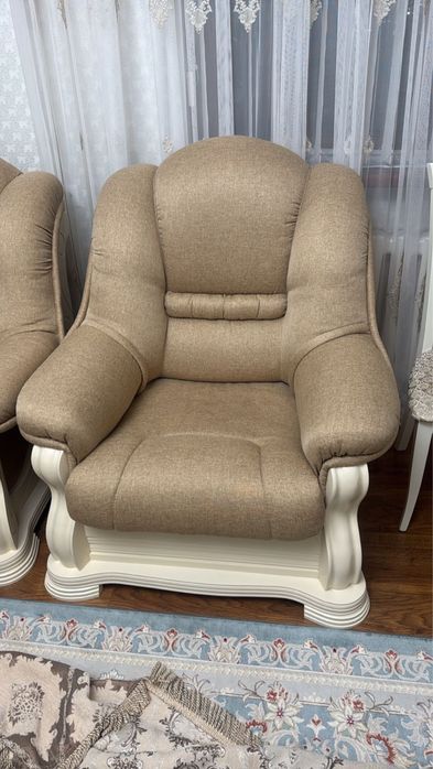 Диван с двумя креслами