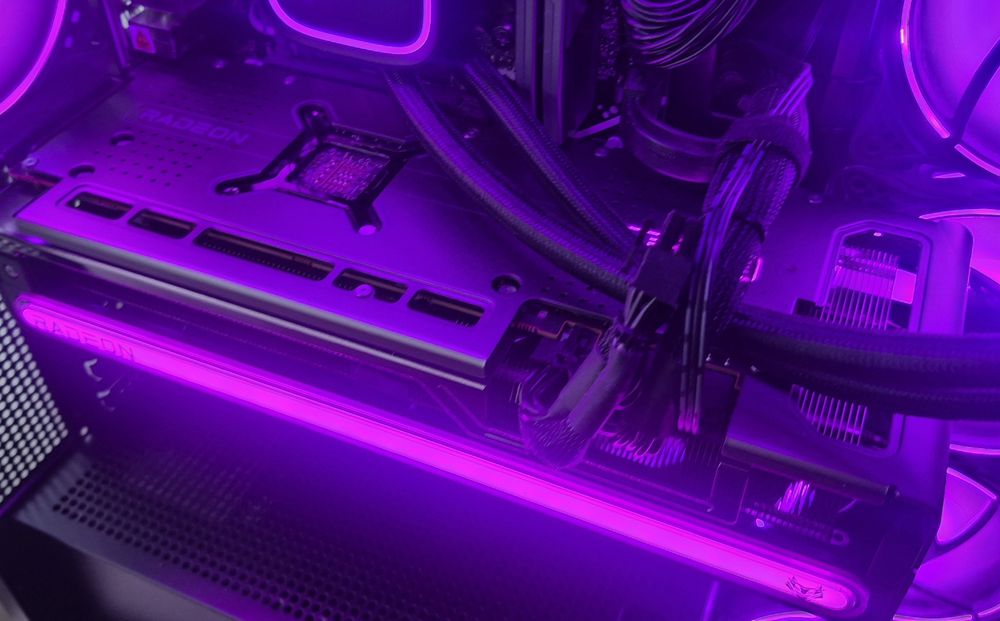 Placa video gaming RX 7800 XT Nitro Plus 16GB