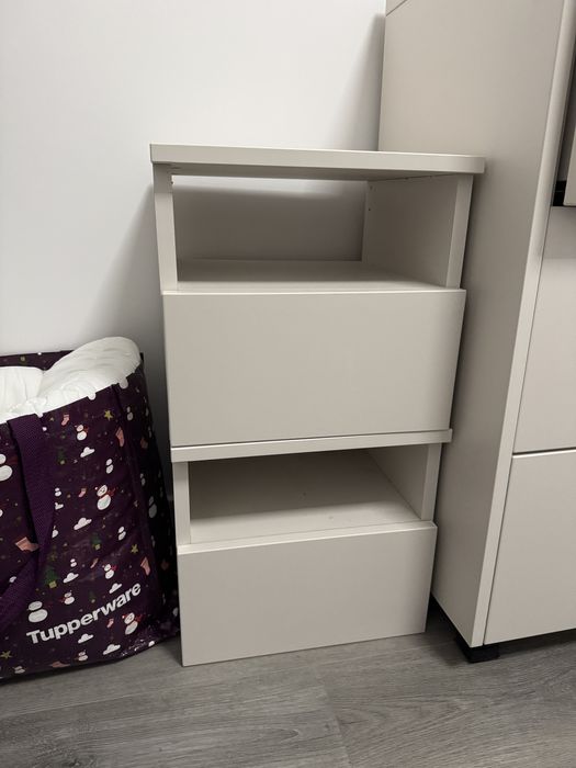 Noptiere suspendate, prindere perete