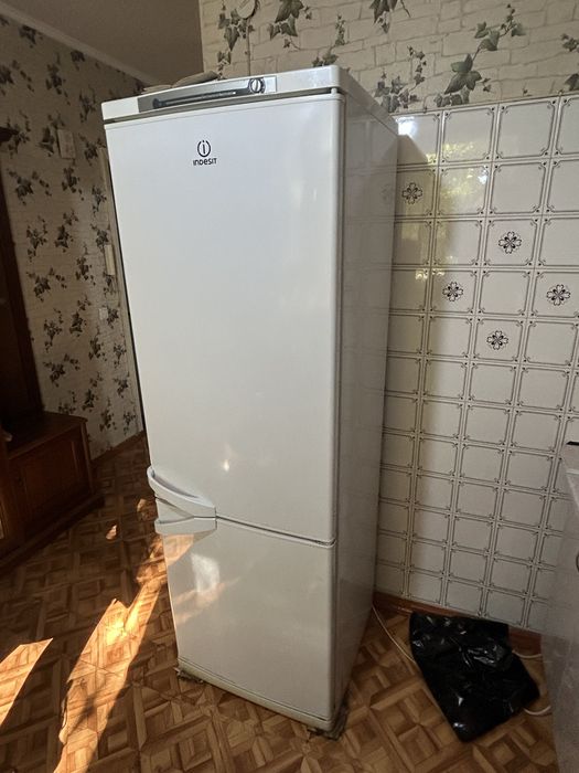 Холодильник indesit рабочий