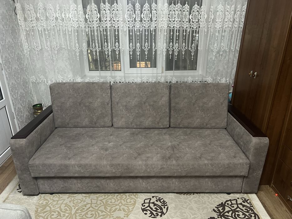 Практичный и удобный светло-серый диван с поддоном