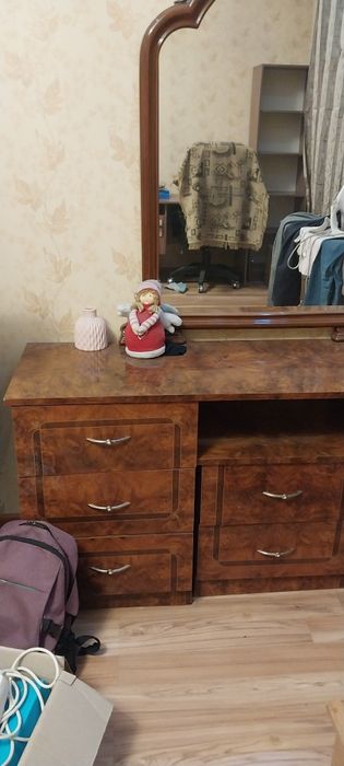 Продам Зеркало с полками