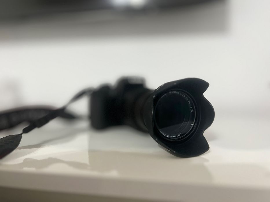 Canon EOS 550D cu obiectic Sigma 18–200mm OS