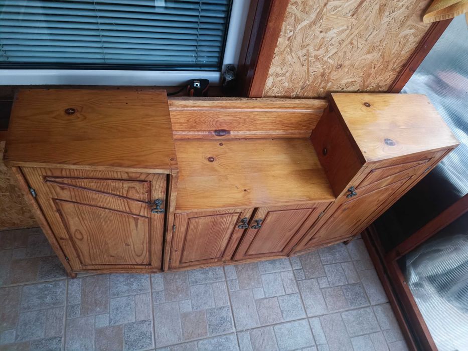 Шкаф от естествено дърво