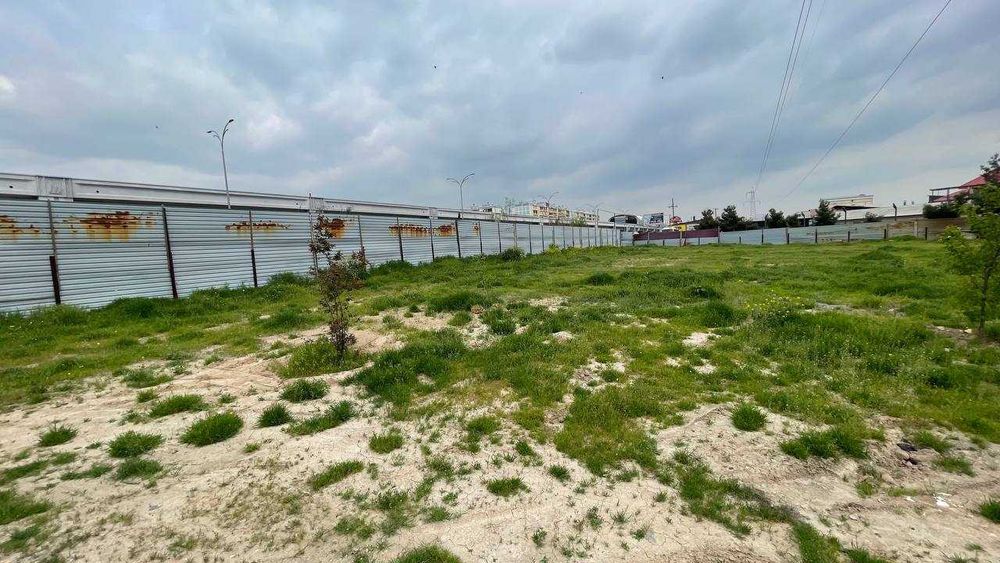 Qoyliq 7 massivda 35 sotix betonka joy arendaga (katta yo‘l bo‘yida)
