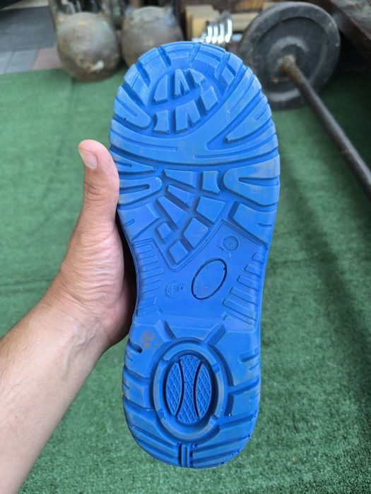 Срочно продам спец кросовки.