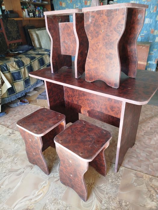 Четыре стула и стол