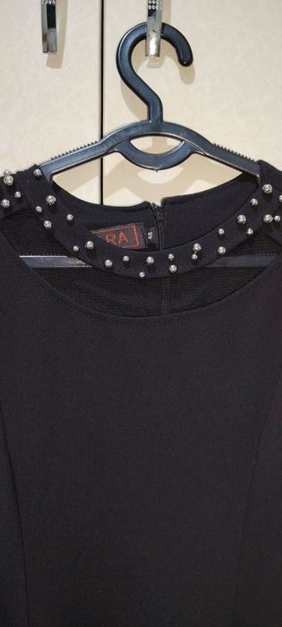 Qora koylak uzunligi tizzadan