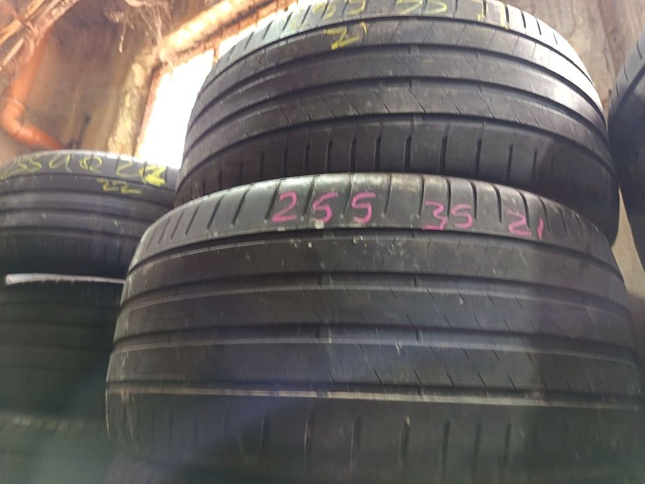 Anvelope vara 255 35 21 Bridgestone 5-6mm an 2019 și 2021