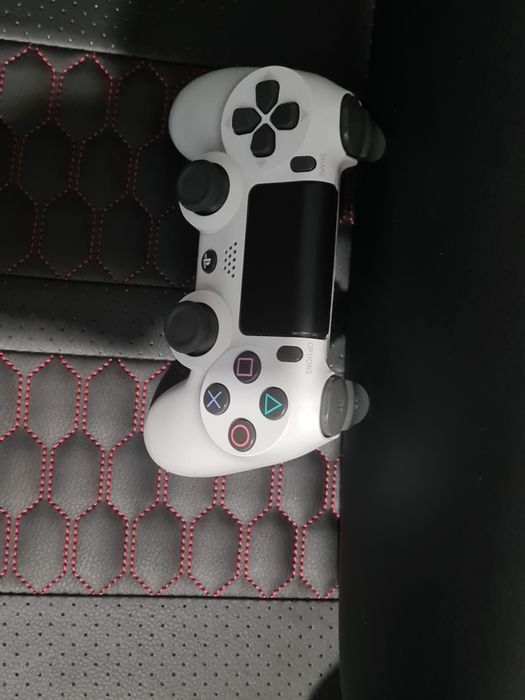 Playstation 4.500gb+два джойстика и една игра.