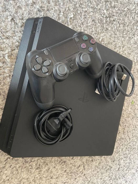 Vand PS4   - stare buna cu o maneta plus incarcator de maneta, doua cabluri, cadou jocurile(Fifa 2023, Minecraft, Grand THEFT auto,plus altele)