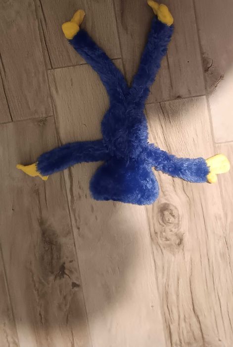 Хъги уъги син със лепкави ръце