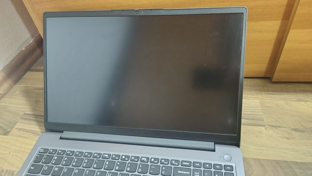 Laptop Lenovo IdeaPad 3 15ADA6 - Ryzen 3 - 8GB RAM - 256GB SSD cu încărcător original de vânzare