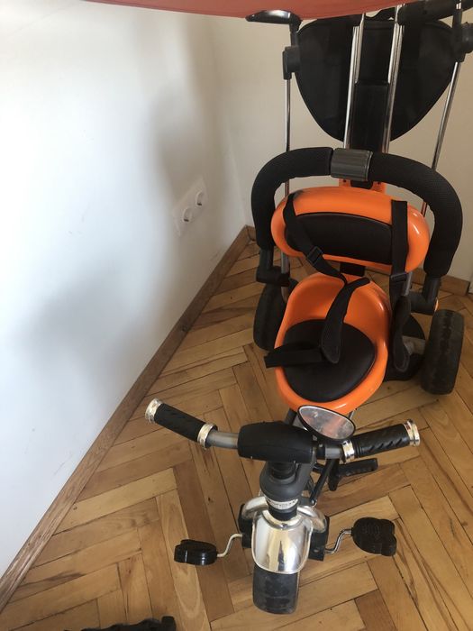 Детска триколка с педали и дръжка.