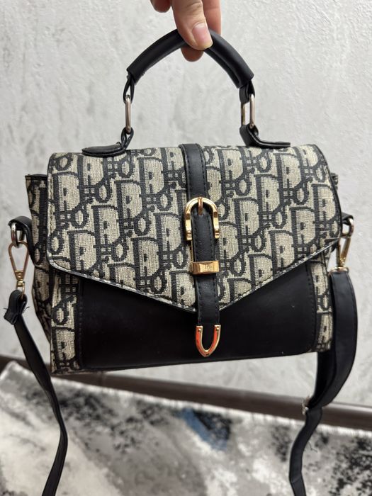 Стильная черно-серая сумка в хорошем состоянии