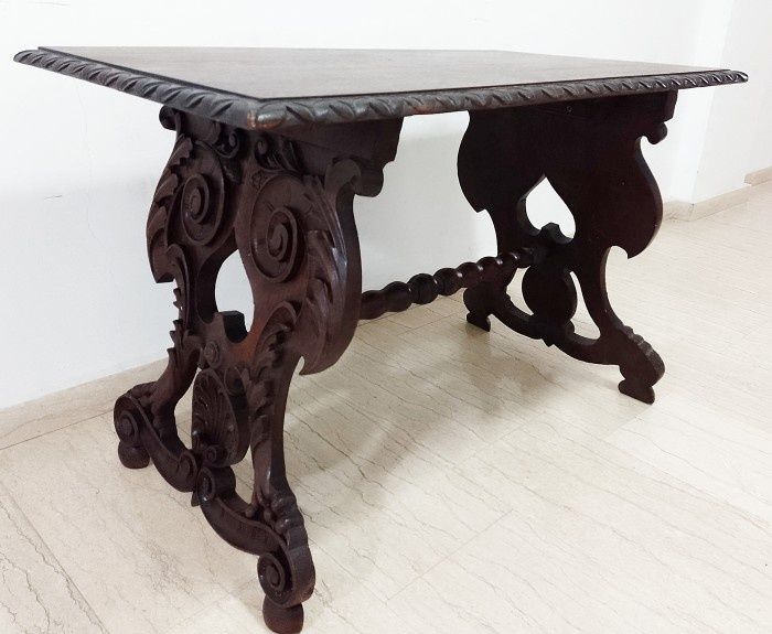 Masa living superbă  din lemn de mahon sculptata  integral manual , dimensiuni 105 cm lungime,56 cm lățime ,70 cm h