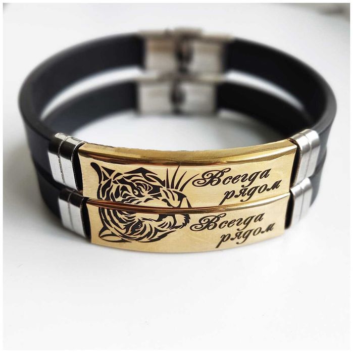 Парные гравировка изделий браслетов. кулонов