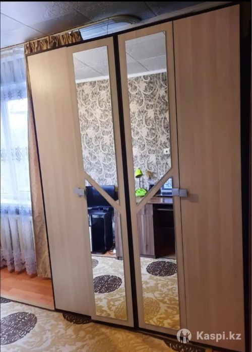 Продам угольный шкаф