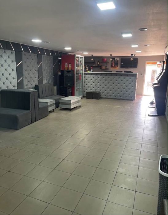 Se ofera spre vanzare un teren care include 3 spatii comerciale + casa cu etaj