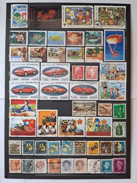 Продавам пощенски марки - четиристотин и четиридесет броя.