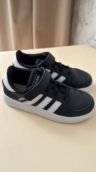 Продам детскую обувь адидас 33 размер