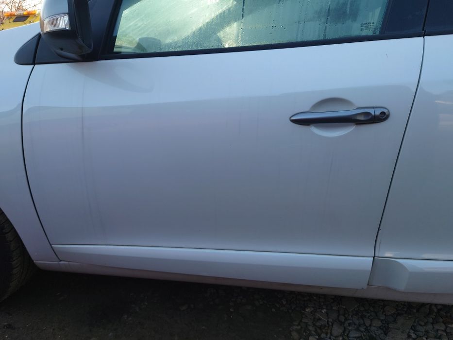 Ușa / portiera stânga față / spate Renault Megane 3 hatchback