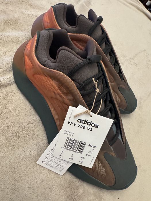 Vând Yeezy 700 V3 39-1/3