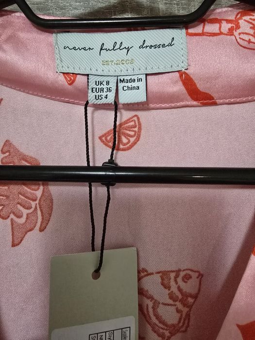 Розова сатенена рокля Never fully dressed