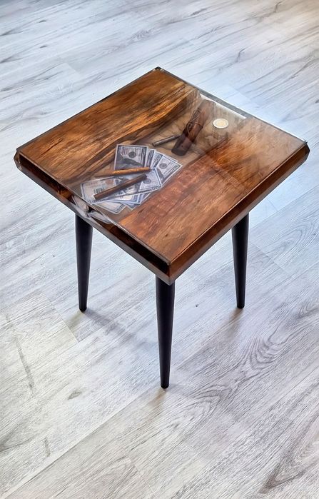 Măsuță din lemn de nuc si rasina epoxidica