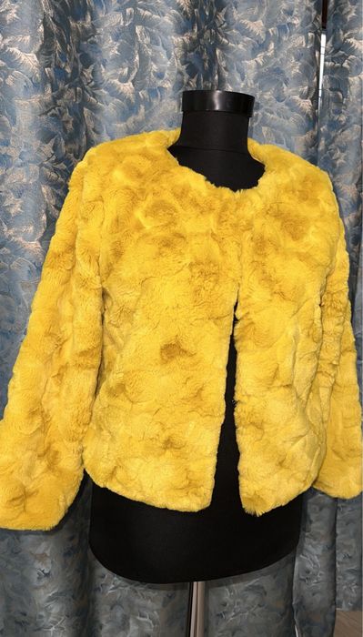 Capa din blana de culoare galben mustar