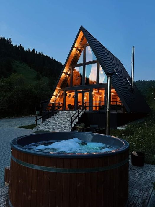 Cazare Cabana tip A frame cu ciubăr