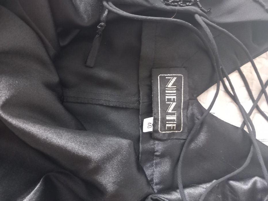 Дамска  официална  черна рокля  с гол гръб размер  40