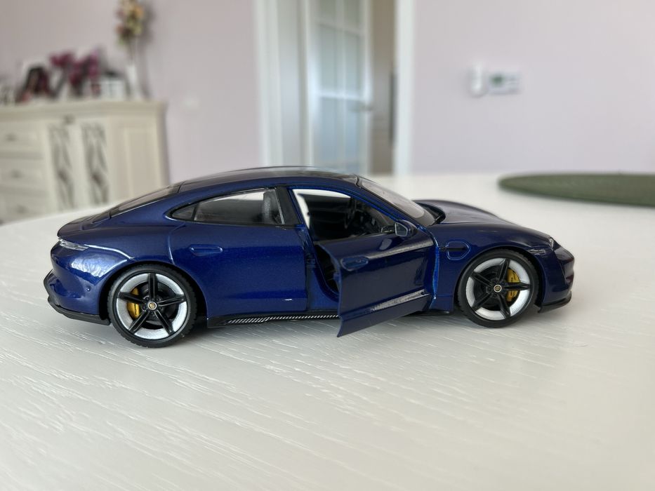 Bburago Macheta auto Porsche Taycan 1/24