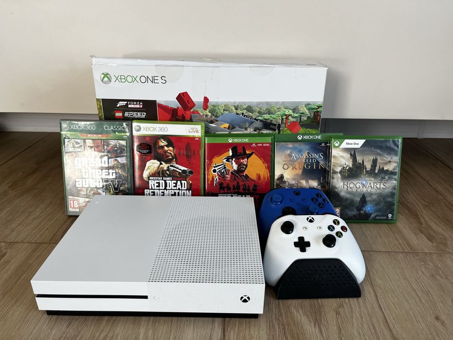 Xbox One S 1TB + 2 контролера + 5 игри + зарядна станция + кутия