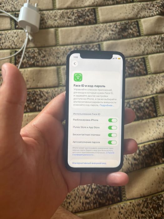 iPhone 12 mini.