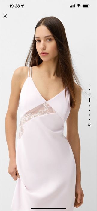 Нежна миди сатенирана рокля.