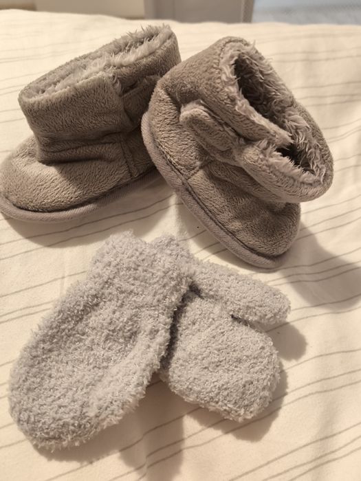 Cizmulițe îmblănite + mănuși călduroase (6-12 luni)