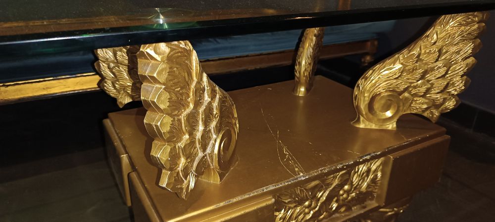 Луксозна ниска маса за кафе с позлатена основа и стъклен плот