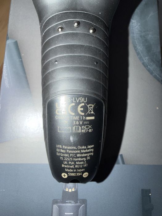 Panasonic Premium Shaver ES-LV9U-K803 със зарядна станция за почистване