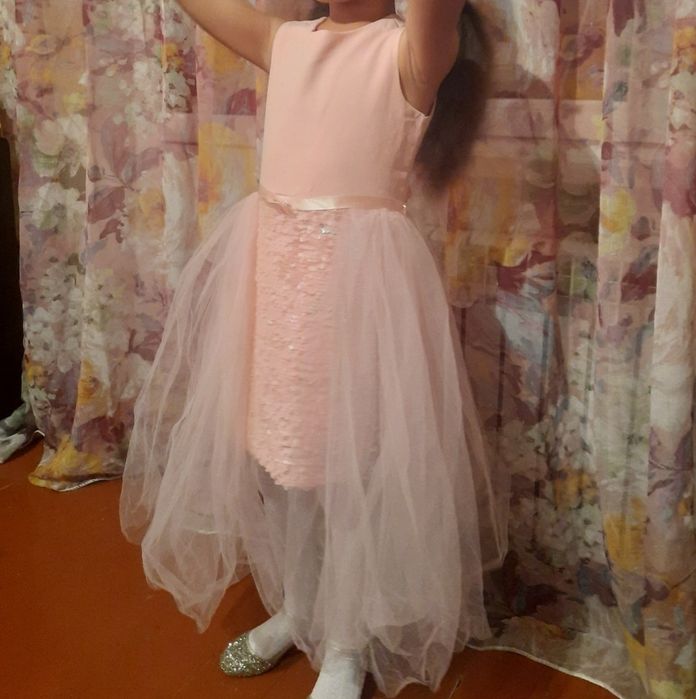 Продам платья на 4-6лет