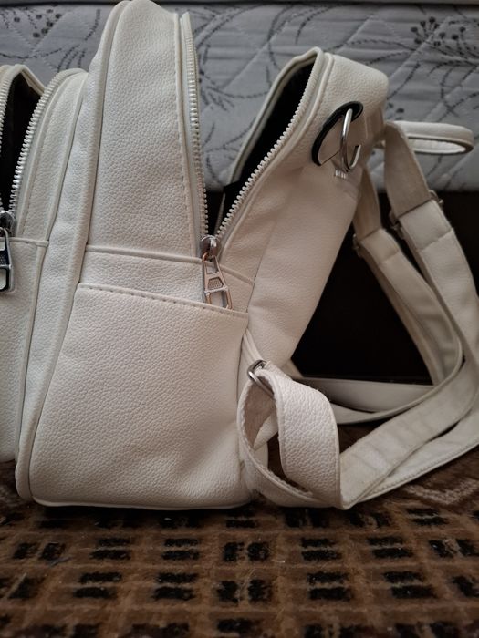 Продавам бяла раница