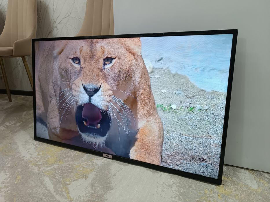Телевизор TCL Смарт + Кронштейн.