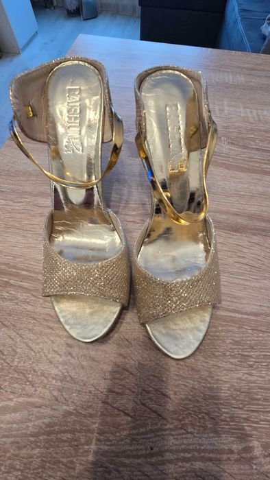 Елегантни златисти сандали.