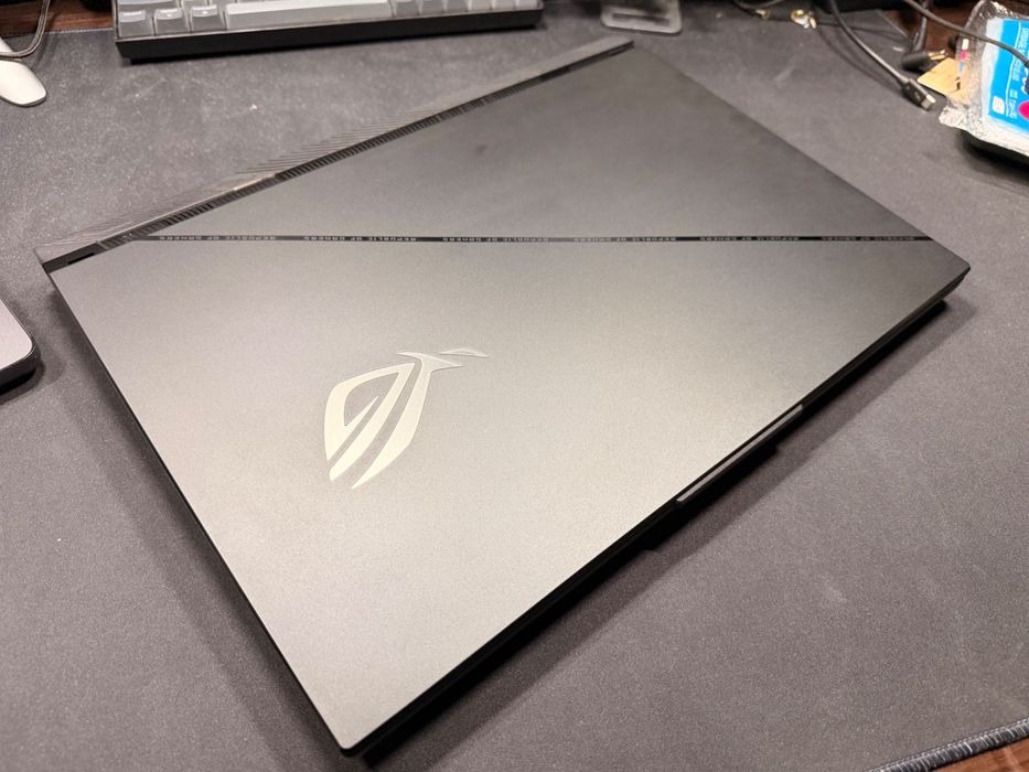 ASUS ROG Strix SCAR 18 G834JYR / RTX 4090 16 GB / i9-14900HX / 64 GB / 2 TB RAID 0 / Mini LED 240 Hz