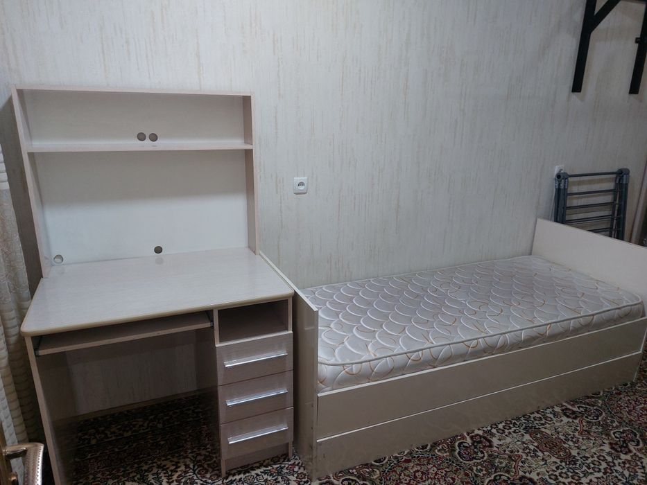 Кровать и письменный стол