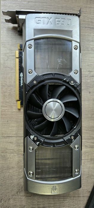 Vand placa video rara pentru colecționari GTX 690